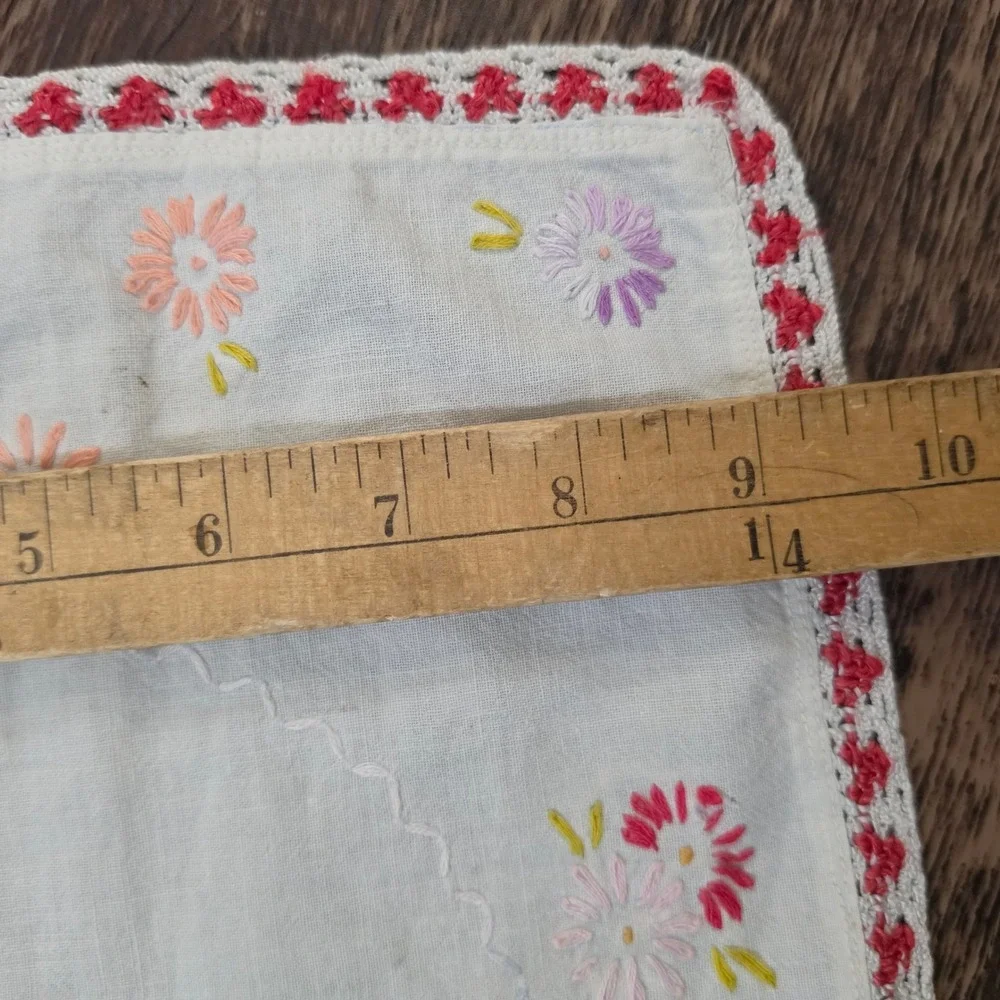 VINTAGE Table Runner Unisex OS White Embroidered Floral Crochet Trim